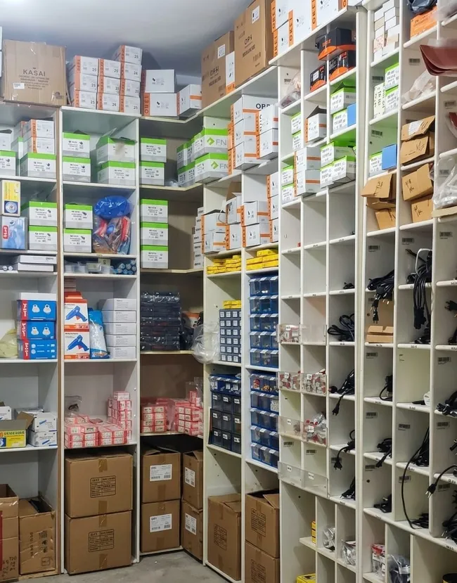 5K Rezistans mağazasında elektrik malzemeleri ve ürün kutularıyla dolu raflar